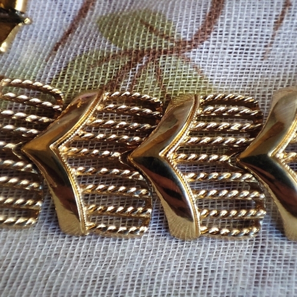 MONET Chevron Shape Gold Tone Vintage Safety Chain Bracelet Excellent Condition - Picture 6 of 8